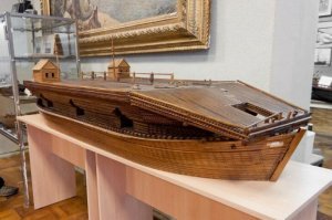 Да вот же! Трамплин для стартовой катапульты только опущен. Поднимается перед взлетом и опускается, что бы капитану видно было путь хорошо! =)))