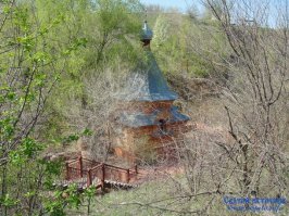 У нас в городе и районе тоже такая практика. Как родник, так надо его сделать "святым". 
Вот история некого "святого источника" моего родного Урюпинска.
В этом месте произошло "чудо" - явление Урюпинской иконы Богоматери. Сие "чудо" произошло так: некто нашел висящую на ветках небольшую икону. Вот как все оказывается чудеса делаются: один повесил икону на дерево, другой нашел. И все, место священное, ниипет!
Но дальше все стало ужасно: пришли поганые коммуняки, переименовали Святые горы в Комсомольские (новое название, почему-то народу больше понравилось, пропаганда же!). Но переименовкой все не закончилось, вот что эти гады устроили:
"В 1928 году часовня на Комсомольских горах попала в зону дома отдыха. Предложено забрать в Покровскую церковь имущество часовни, а ключи от часовни передать директору дома отдыха. Для дома отдыха требовалась новая площадь   7-10 дес. для посадки сосен. «Аппетиты» властей возрастали и этой площади уже оказалось недостаточно, т.к. дом отдыха собирались расширить с превращением его в туберкулёзный диспансер и санаторий с кумысолечебницей." (
Представляете, ничего святого у людей не было! Деревья хотели посадить, людей лечить не Словом Божьим, а этой поганой медициной! 
Все изменилось, когда изгнали поганых коммуняк. Источник вернули церкви. Местное ворьё... ой, простите... уважаемые люди города прониклись святым духом, скинулись награбленным... ой, простите, заработанным честным трудом,  и построили часовенку (не забыв увековечить свои имена на камне рядом с постройкой). 
И все было бы хорошо, если бы ни один досадным момент: природе как-то насрать на всю эту святость. Родник просто взял и пересох в 2010 году. И все религиозное шоу принимает несколько унылый вид. 
Мощный источник и рядом с рекой Хопер в районе станицы Михайловской. Там была деревянная кибитка, увешанная иконами. Сгорела только, сейчас просто накрыт источник куском железа. Видно освЯщение и халтурная проводка для освЕщения лампочкой икон не подружились между собой. Пытался найти фото этого источника, но наткнулся на интересное фото другого источника нашей области, это у Камышина. Эпичное сочетание попов и едросни!