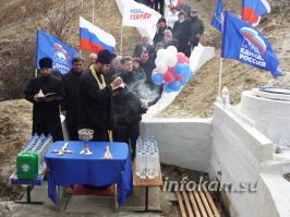У нас в городе и районе тоже такая практика. Как родник, так надо его сделать "святым". 
Вот история некого "святого источника" моего родного Урюпинска.
В этом месте произошло "чудо" - явление Урюпинской иконы Богоматери. Сие "чудо" произошло так: некто нашел висящую на ветках небольшую икону. Вот как все оказывается чудеса делаются: один повесил икону на дерево, другой нашел. И все, место священное, ниипет!
Но дальше все стало ужасно: пришли поганые коммуняки, переименовали Святые горы в Комсомольские (новое название, почему-то народу больше понравилось, пропаганда же!). Но переименовкой все не закончилось, вот что эти гады устроили:
"В 1928 году часовня на Комсомольских горах попала в зону дома отдыха. Предложено забрать в Покровскую церковь имущество часовни, а ключи от часовни передать директору дома отдыха. Для дома отдыха требовалась новая площадь   7-10 дес. для посадки сосен. «Аппетиты» властей возрастали и этой площади уже оказалось недостаточно, т.к. дом отдыха собирались расширить с превращением его в туберкулёзный диспансер и санаторий с кумысолечебницей." (
Представляете, ничего святого у людей не было! Деревья хотели посадить, людей лечить не Словом Божьим, а этой поганой медициной! 
Все изменилось, когда изгнали поганых коммуняк. Источник вернули церкви. Местное ворьё... ой, простите... уважаемые люди города прониклись святым духом, скинулись награбленным... ой, простите, заработанным честным трудом,  и построили часовенку (не забыв увековечить свои имена на камне рядом с постройкой). 
И все было бы хорошо, если бы ни один досадным момент: природе как-то насрать на всю эту святость. Родник просто взял и пересох в 2010 году. И все религиозное шоу принимает несколько унылый вид. 
Мощный источник и рядом с рекой Хопер в районе станицы Михайловской. Там была деревянная кибитка, увешанная иконами. Сгорела только, сейчас просто накрыт источник куском железа. Видно освЯщение и халтурная проводка для освЕщения лампочкой икон не подружились между собой. Пытался найти фото этого источника, но наткнулся на интересное фото другого источника нашей области, это у Камышина. Эпичное сочетание попов и едросни!