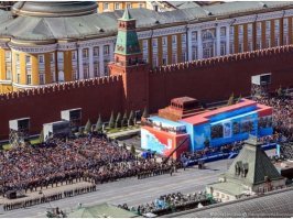 Сейчас Мавзолей такой. Стыдливо спрятанный за фанерками.