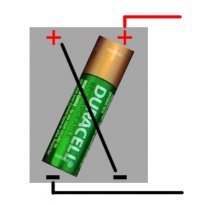 Там возможно при параллельной установке в корпус, внутри контакты перекоммутированы последовательно. А мышка видимо способна работать на полутора вольтах.