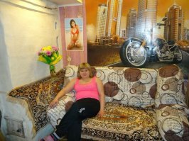 Мотоцикл и девка в купальнике... Больше похоже на комнату подростка. Я думаю девушка в гостях.