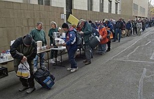 Ну пиндосов мы теперь точно победили ! Ждем теперь карточки на получение карточек на еду 
- так сказать для закрепления победы, чтобы буржуи аж дрожали от обиды !  
------------------
У буржуевс 1928 года  карточки на еду давно есть. От чего буржуи должны задрожать поясни ?? Не ?  
----------------------
Или может это мосфильм, и пропаганда Кремля ?  

------------------------
Программа, реформирование которой продвигает американский лидер, существует с 30-х годов прошлого века. Она предполагает получение малоимущими жителями страны ежемесячных дотаций, которые могут быть потрачены на продукты питания. При этом действует ряд ограничений   например, на эти средства нельзя купить алкоголь и сигареты. Программа формально ведет свой отсчет с 1939 года, однако в действительности начала формироваться еще в разгар Великой депрессии (1929-1939) в 1933 году. В конце 30-х программа прервалась почти на 20 лет, однако затем была реанимирована и продолжает действовать по сей день. Первоначально она называлась «программой продовольственных талонов» (Food Stamps Program), свое нынешнее название (SNAP) проект получил в 2008 году при президентстве Барака Обамы.