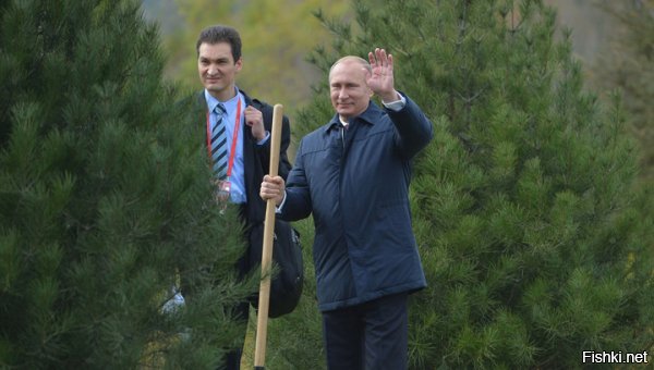 ВОЛОДИН ПОРТРЕТ
Агния Барто
1957 г.

Фотография в журнале 
У костра сидит отряд.
Вы Володю не узнали?
Он уселся в первый ряд. 



Бегуны стоят на фото
С номерами на груди.
Впереди знакомый кто-то 
Это Вова впереди.



Снят Володя на прополке, 





И на празднике, на елке, 



И на лодке у реки, 



И у шахматной доски. 



Снят он с летчиком-героем! 



Мы другой журнал откроем
Он стоит среди пловцов.



Кто же он в конце концов?
Чем он занимается?
Тем, что он снимается! 