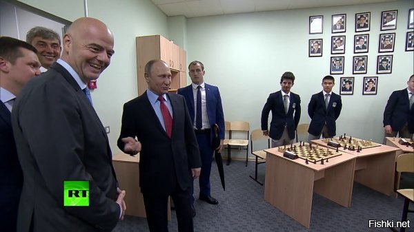 ВОЛОДИН ПОРТРЕТ
Агния Барто
1957 г.

Фотография в журнале 
У костра сидит отряд.
Вы Володю не узнали?
Он уселся в первый ряд. 



Бегуны стоят на фото
С номерами на груди.
Впереди знакомый кто-то 
Это Вова впереди.



Снят Володя на прополке, 





И на празднике, на елке, 



И на лодке у реки, 



И у шахматной доски. 



Снят он с летчиком-героем! 



Мы другой журнал откроем
Он стоит среди пловцов.



Кто же он в конце концов?
Чем он занимается?
Тем, что он снимается! 