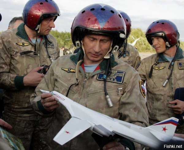 ВОЛОДИН ПОРТРЕТ
Агния Барто
1957 г.

Фотография в журнале 
У костра сидит отряд.
Вы Володю не узнали?
Он уселся в первый ряд. 



Бегуны стоят на фото
С номерами на груди.
Впереди знакомый кто-то 
Это Вова впереди.



Снят Володя на прополке, 





И на празднике, на елке, 



И на лодке у реки, 



И у шахматной доски. 



Снят он с летчиком-героем! 



Мы другой журнал откроем
Он стоит среди пловцов.



Кто же он в конце концов?
Чем он занимается?
Тем, что он снимается! 