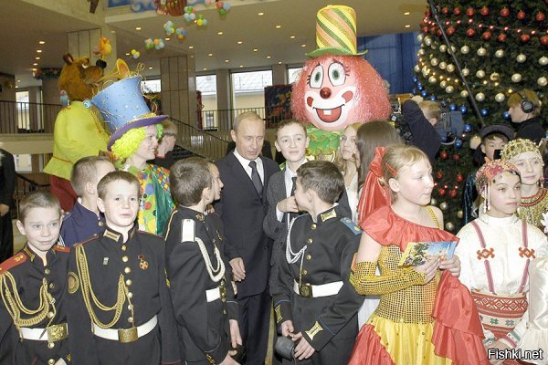 ВОЛОДИН ПОРТРЕТ
Агния Барто
1957 г.

Фотография в журнале 
У костра сидит отряд.
Вы Володю не узнали?
Он уселся в первый ряд. 



Бегуны стоят на фото
С номерами на груди.
Впереди знакомый кто-то 
Это Вова впереди.



Снят Володя на прополке, 





И на празднике, на елке, 



И на лодке у реки, 



И у шахматной доски. 



Снят он с летчиком-героем! 



Мы другой журнал откроем
Он стоит среди пловцов.



Кто же он в конце концов?
Чем он занимается?
Тем, что он снимается! 
