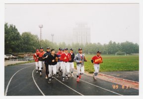 По поводу бейсбольного стадиона  - действительно был открыт в сентябре 1989 года...Лучший бейсбольный стадион с искусственным покрытием в Европе до 1998 года.... Так что в этом году - 30-ти летие  стадиона и 32-летие команды МГУ будем отмечать ! Но вот о  каких-то  слухах - все это полная чушь.... Прочитал об этом только сегодня и первый раз в своей бейсбольной жизни в МГУ. Говорю, как первый капитан сборной МГУ по бейсболу с 1987 года. Осветительные мачты были построены на всех крупных спортивный объектах в МГУ - на футбольном стадионе, на хоккейных площадках, на теннисных кортах Университета. Вот фотография с нашей тренировки в августе 1989 года, которая проходила на легкоатлетической дорожке футбольного стадиона МГУ.  На фото сзади слева видны эти  высокие осветительные мачты. Да, к настоящему моменты эти мачты демонтированы, но скорее от старости, чем от претензий астрономов....