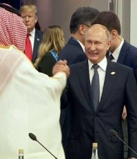 Лицо,которое даже не замечает этих двух никому не нужных мужиков на переднем плане:)))