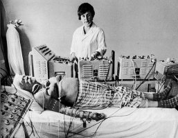 Автор, это не физкабинет, это электрокардиограф в кабинете функциональной диагностики.