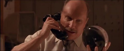 Кстати, самый стойкий там полицейский.
В жизни он точно бы пристрелил такую жену.
В молодости, когда первый раз смотрел, думал они вместе сорвутся.