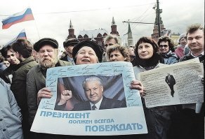 1. За образование в СССР платили до середины 60-х. Немного но все-же. А так- можно было выучится на врача и зарабатывать меньше прожиточного минимума...
2. Сравнивать СССР и США в принципе глупо, может быть, но средний (белый) американец в 1910 году зарабатывал как средний русский чернорабочий в 1910 году, а в 1940 году, уже более чем в 5,5 раз больше...
Выводы можно делать самим.

3. Ну критически нужно относится к книгам изданным в изд.АгитПром в 30-х.
Ну давайте, ставка на 1929 год у Форда (для рабочего) 2,25 доллара в день. С учетом премий до 5 долларов в день.
Упомянутый вами " т. Васильев" в день тратит "2–2,5 доллара в день на обед, завтрак и ужин и 1 доллар на гостиницу" и остается у него "до 3 долларов 50 центов в день".
Кем он там работал?
Почему не жил в рабочем общежитии (0,15 доллара в день за комнату), почему не питался в заводской столовой Форда (0,1 доллара за обед)?

Вы знаете что надбавка в 1 бакс к ежедневной зарплате (2,25 в день) был если рабочий жил в районе с более дорогим жильем.
Это было выгодно, так как аренда дома удовлетворяющего требованиям Форда стоила то-же 1 доллар в день. Почему наши,  за эти деньги не сняли целый дом а сняли номер?

Не стоит пытаться занизить жертвы, брошенные СССР на алтарь индустриализации.
А как могла-бы развиваться Столыпинская Россия - хорошо иллюстрирует США.
Но в РИ не сдержались и устроили революцию.

ЛЮБАЯ РЕВОЛЮЦИЯ - это ВСЕГДА хаос и бардак. 
Это всегда - снижение уровня жизни.
Вопрос в скорости восстановления.
СССР восстановился - по добыче стали и чугуна, через шесть лет, по потреблению продуктов питания через 44 года.
И все равно не удовлетворял своих граждан, стоило ослабить "затяжку болтов" - все разнесло нафиг.

Стоило оно того или нет - каждый решает сам.
Не знаю сколько вам лет, но комсомольцы 60-х, когда выросли и им было по 30-40 лет, решали так: