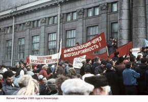 1. За образование в СССР платили до середины 60-х. Немного но все-же. А так- можно было выучится на врача и зарабатывать меньше прожиточного минимума...
2. Сравнивать СССР и США в принципе глупо, может быть, но средний (белый) американец в 1910 году зарабатывал как средний русский чернорабочий в 1910 году, а в 1940 году, уже более чем в 5,5 раз больше...
Выводы можно делать самим.

3. Ну критически нужно относится к книгам изданным в изд.АгитПром в 30-х.
Ну давайте, ставка на 1929 год у Форда (для рабочего) 2,25 доллара в день. С учетом премий до 5 долларов в день.
Упомянутый вами " т. Васильев" в день тратит "2–2,5 доллара в день на обед, завтрак и ужин и 1 доллар на гостиницу" и остается у него "до 3 долларов 50 центов в день".
Кем он там работал?
Почему не жил в рабочем общежитии (0,15 доллара в день за комнату), почему не питался в заводской столовой Форда (0,1 доллара за обед)?

Вы знаете что надбавка в 1 бакс к ежедневной зарплате (2,25 в день) был если рабочий жил в районе с более дорогим жильем.
Это было выгодно, так как аренда дома удовлетворяющего требованиям Форда стоила то-же 1 доллар в день. Почему наши,  за эти деньги не сняли целый дом а сняли номер?

Не стоит пытаться занизить жертвы, брошенные СССР на алтарь индустриализации.
А как могла-бы развиваться Столыпинская Россия - хорошо иллюстрирует США.
Но в РИ не сдержались и устроили революцию.

ЛЮБАЯ РЕВОЛЮЦИЯ - это ВСЕГДА хаос и бардак. 
Это всегда - снижение уровня жизни.
Вопрос в скорости восстановления.
СССР восстановился - по добыче стали и чугуна, через шесть лет, по потреблению продуктов питания через 44 года.
И все равно не удовлетворял своих граждан, стоило ослабить "затяжку болтов" - все разнесло нафиг.

Стоило оно того или нет - каждый решает сам.
Не знаю сколько вам лет, но комсомольцы 60-х, когда выросли и им было по 30-40 лет, решали так: