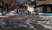 Не надо всё огульно списывать на народ! Не забывайте, ровно такие же люди ходят по тратуарам Берлина, Парижа, Копенгагена и прочих чистых городов. Почему _они_ не сорят? Да потому что ВЕСЬ их быт - человеческий и красивый - просто рука не подымается мусорить, ОСОБЕННО если на каждом шагу заботливо поставлены урны.
А если живёшь вот в такой "встающей с колен":



...тут даже мысли не возникает, что фантик может испортить этот мордоровский пейзаж!
Красота снаружи ведёт к красоте внутри. Красота искусства - к внутренней эстетике. Не будет мусорить народ, который живёт как люди!