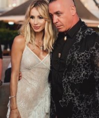 Это его жена.