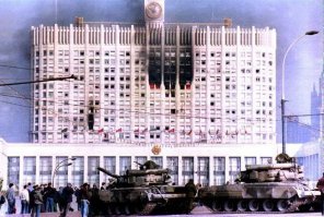 Цитата: "Год, наверное 1965, потому что на том берегу реки начато строительство "Белого дома". Не знаю, как вам, а мне так больше нравится."

А ведь был шанс стереть его с лица земли.