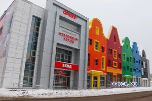 КГ/АМ.

Предпоследняя фотография как раз и расставляет все по местам. Дома - торговый центр. Где продают разные товары. В т.ч. и пластмассовые кубики для детей. Вот к ним и раскраска, и дизайн как раз и отсылают. 
Получилось реально здорово и очень подходяще именно для торгового комплекса.