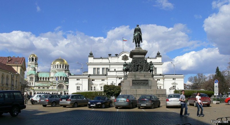 Болгария.
Памятник Царю Освободителю на фоне парламента и собора Св. Александра Невского.