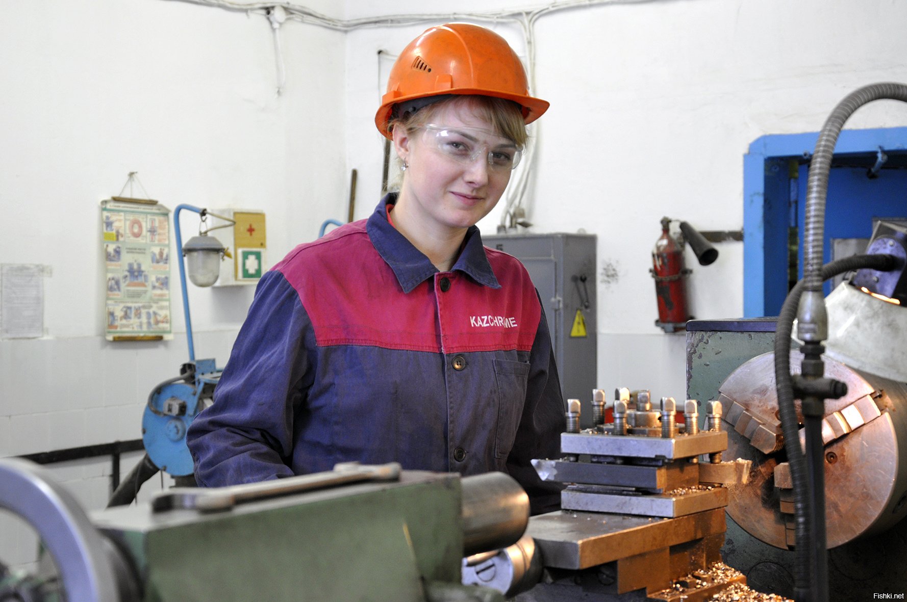 Сотрудник производства. Сварщик мкс. Девушка на производстве. На производстве работают женщины. Женские профессии.