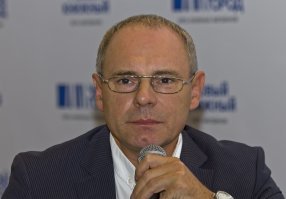 Всё просто: говно вомбатов кубическое, так как они взамен на листья эвкалипта толкают его производителям игральных костей, которые далее покрывают основу белым гуаном бакланов, а нужное количество дырок штампуется китайцами-нелегалами. Таким образом, благодаря врождённой азартности человека и игровым зонам Макао и Лас-Вегаса, вомбаты из далёкой Австралии процветают.