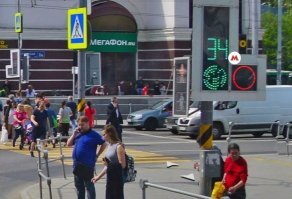 У нас на щелчке доп секция подсвечивается красным кругом, когда поворот запрещён. И всегда видно, что есть стрелка. Надо повсеместно такие светофоры ставить.
