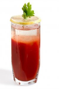 Кровавая Мэри выглядит так, а не как в посте. Водка не смешивается с соком.