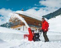 Свой дом:
1) при той же цене больше, чем квартира,
2) независимость от температуры теплоносителя - когда и насколько надо, настолько и нагрел,
3) сосед не будет сверлить в стену перфоратором рано утром в выходной,
4) при той же площади, коммунальные платежи меньше, чем в квартире,
5) НЕТ ПРОБЛЕМ С ПАРКОВКОЙ ВОЗЛЕ ДОМА,
ну и так далее.
Что касается снега, то это вообще не проблема