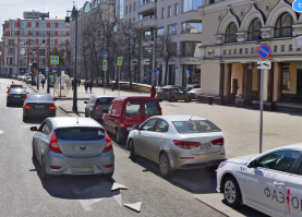 что не так с карманами? знак "остановка запрещена" стоит после перекрестка по правилам. далее платная парковка для газелей. далее карман для такси. далее карман для остановки без стоянки как раз напротив прокуратуры для посадки и высадки. затем перекресток, и опять "остановка запрещена", тк "стоянка запрещена" разрешает остановку.