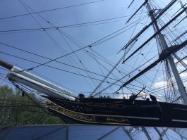 В детстве читал про "Катти Сарк", что-то такое крайне романтическое. В то время даже не мечтал увидеть этот корабль воочию... но в прошлом году я это сделал! Правда, от той "Катти Сарк" мало чего осталось - на ней в 2007 был пожар и оригинальных деталей осталось не просто мало, а очень мало - они выкрашены отдельным цветом чтобы их можно было увидеть.