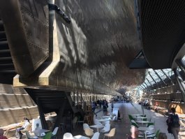 В детстве читал про "Катти Сарк", что-то такое крайне романтическое. В то время даже не мечтал увидеть этот корабль воочию... но в прошлом году я это сделал! Правда, от той "Катти Сарк" мало чего осталось - на ней в 2007 был пожар и оригинальных деталей осталось не просто мало, а очень мало - они выкрашены отдельным цветом чтобы их можно было увидеть.