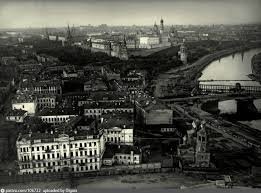 Всё может быть. Зависит может от оптики или угла зрения, х.з. На этой фотке Кремлёвская стена, как будто на Таганке(расстояние хрен знает какое). На фото из поста, стена в "пяти метрах". Может "лажа" и вышла.  Но ведь красоту местности это не меняет же.