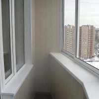 Поубивал бы проектировщиков домов П-44 за скошенные балконы.Считай,половину и так маленького балкона никак не используешь.У меня лично от окна до стены 26 см.