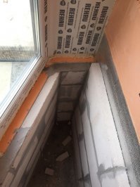 Поубивал бы проектировщиков домов П-44 за скошенные балконы.Считай,половину и так маленького балкона никак не используешь.У меня лично от окна до стены 26 см.