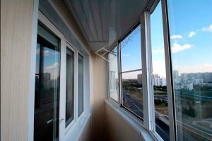 Поубивал бы проектировщиков домов П-44 за скошенные балконы.Считай,половину и так маленького балкона никак не используешь.У меня лично от окна до стены 26 см.