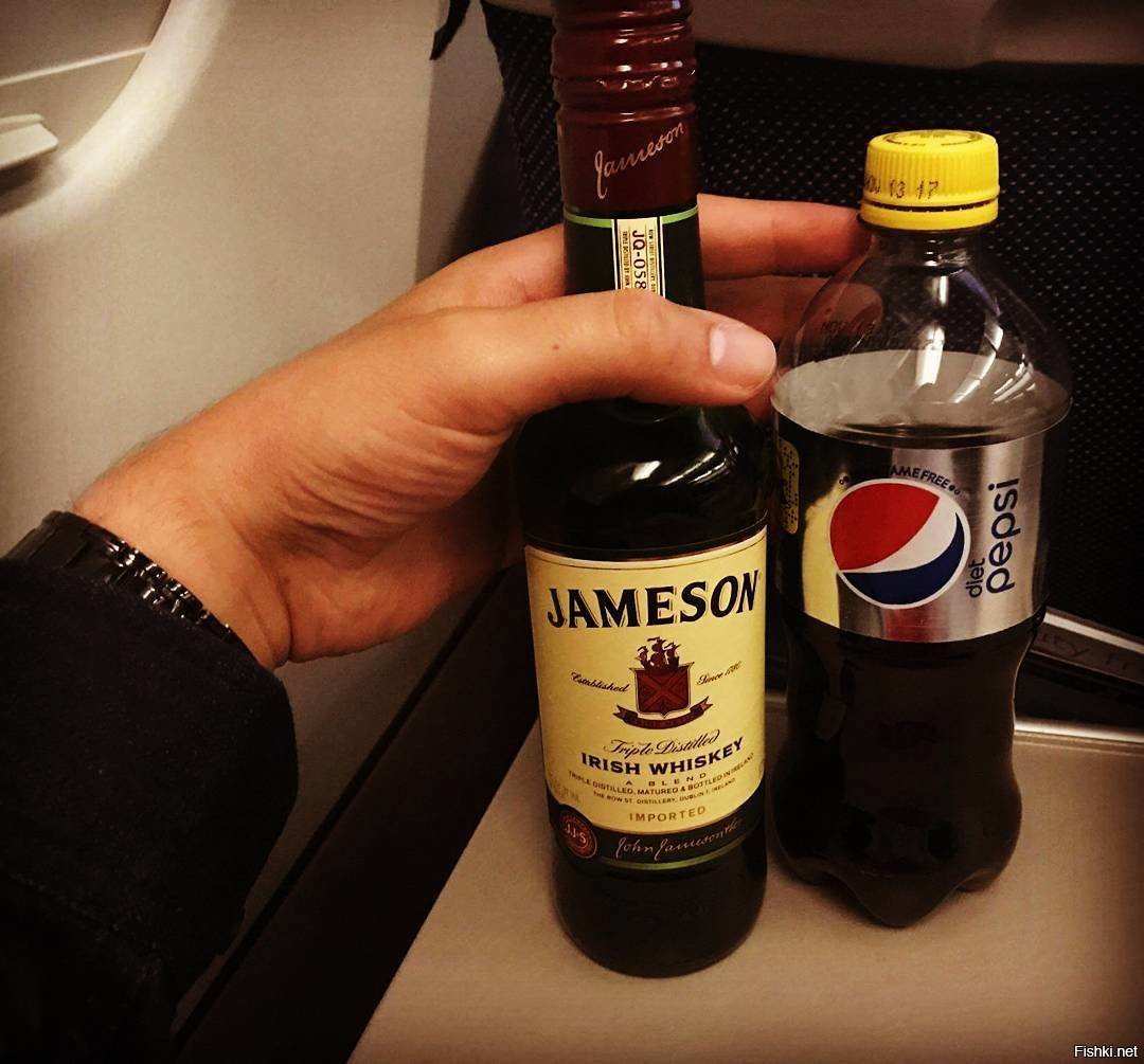 Alcohol 40. Jameson Cola. Виски с пепси. Виски джемисон и кола. Виски Jameson в руке.