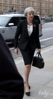 Всех красивых сожгли, остались одни терезы мэй.