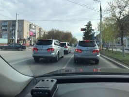 Тут не комбо, а копам звонить надо. Это же машина клон, которая после угона на поддельных номерах и документах катается. У моего знакомого Х5 так угнанный нашли.