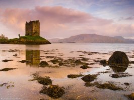 Замок Сталкер в Шотландии

Стоимость экскурсий на замок Сталкер в 2017 г.
Для взрослых 20 фунтов
Для детей до 16 лет - 10 фунтов
Семейный билет для двух взрослых и максимум трех детей - 50 фунтов

Замок был сооружен ориентировочно в 1320 году и первоначально им владел клан Макдугаллов.

продолжать ?  

ну коротко :

в 1520 году Александр Стюарт был убит во время рыбалки недалеко от замка Сталкер воинами клана Кэмпбеллов. К счастью, его сына Дональда спрятала няня и он был спасен. Встав взрослым, Дональд, обладающий необычайной силой, отомстил за смерть отца. Собрав своих родных, он напал на замок Данстаффнэйдж, где проживали Кэмпбеллы, и убил девятерых из них
Согласно другой легенде, в 1620 году произошел очень курьезный случай. В то время раздор между кланами поутих и во время совместной пирушки Дункан Стюарт, следующий представитель знатного рода, проиграл пари, в результате которого состоялся обмен замка Сталкер на восьмивесельную лодку. Видимо, на ней Дункан и покинул свое родовое гнездо.
Источник: