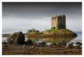 Замок Сталкер в Шотландии

Стоимость экскурсий на замок Сталкер в 2017 г.
Для взрослых 20 фунтов
Для детей до 16 лет - 10 фунтов
Семейный билет для двух взрослых и максимум трех детей - 50 фунтов

Замок был сооружен ориентировочно в 1320 году и первоначально им владел клан Макдугаллов.

продолжать ?  

ну коротко :

в 1520 году Александр Стюарт был убит во время рыбалки недалеко от замка Сталкер воинами клана Кэмпбеллов. К счастью, его сына Дональда спрятала няня и он был спасен. Встав взрослым, Дональд, обладающий необычайной силой, отомстил за смерть отца. Собрав своих родных, он напал на замок Данстаффнэйдж, где проживали Кэмпбеллы, и убил девятерых из них
Согласно другой легенде, в 1620 году произошел очень курьезный случай. В то время раздор между кланами поутих и во время совместной пирушки Дункан Стюарт, следующий представитель знатного рода, проиграл пари, в результате которого состоялся обмен замка Сталкер на восьмивесельную лодку. Видимо, на ней Дункан и покинул свое родовое гнездо.
Источник: