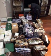 пусть пороются, может там, как у Захарченко, деньги лежат