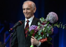 Вчера, кстати, отмечал юбилей, 85-илетие.
Естественно принимал поздравления на театральной сцене.