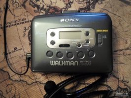 То чувство, когда автору неудобно было плеер и телефон носить отдельно, а у тебя было вот, а телефон ещё и в перспективе не маячил.