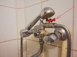 Это кран,стоит там не просто так. Похоже,он туда вставлен для перекрытия подачи воды на душевую лейку,в целях экономии воды в момент,когда моющейся намыливается.Что бы каждый раз не трогать вентиля смесителя и постоянно не настраивать горячую и холодную воду на нужную температуру, проще установить такой вот кран,где можно одним легким движением дать какой хочешь напор. Так что идея норм.