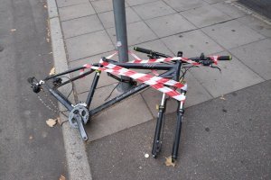 Неважно какой цепью ты приковал велосипед, важно чтобы всего элементы были прикованы. Сейчас редко кто ворует велосипед целиком, в основном его компоненты: колеса, седло, и т.д. Вот я каждый день ходил мимо велика и каждый день на нем становилось на пару деталей меньше. Сначала седло, потом колеса, потом вилка и т.д.