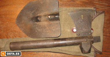 Да не помню я куда его сунул. У него пила в ручку-трубу убиралась, фиксатор был сломан, я и убрал подальше.
Вот фото в инете нашел, там еще лопата оказывается была...