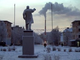 Город Ковдор Мурманской области.В дом справа меня принесли из роддома.Ильич указывает на окно квартиры,где я лежу в кроваткеТеперь у меня десятая квартира,где я был прописан