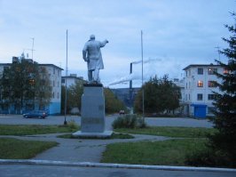 Город Ковдор Мурманской области.В дом справа меня принесли из роддома.Ильич указывает на окно квартиры,где я лежу в кроваткеТеперь у меня десятая квартира,где я был прописан