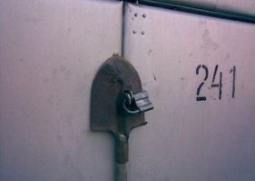 А что, очень умно. На воротах в гараже нет маленькой входной дверцы, зимой ворота не открыть, пока не почистишь снег. Ну а если оставить лопату просто около ворот, её естественно кто нибудь стырит. А вот такой вариант очень неплох и лопата всегда под рукой зимой и ни кто не стырит её, пока замок не откроешь. Молодец мужик.