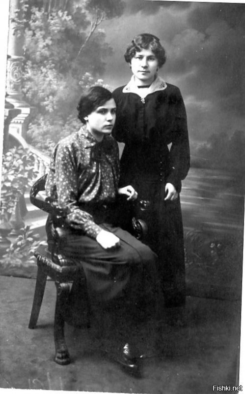 1916 год. Фото  на выпуск с Бестужевских курсов. 
Стоит моя бабушка.