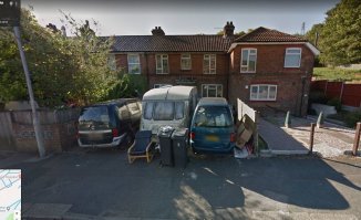 Я в Британии живу. По пути на работу, частенько мимо дома подобного персонажа езжу. Весь двор хламом загажен, а перед домом две машины полностью забитые хламом. 
А ещё, местные говорят что он тело жены из морга выкрал и у себя во дворе закопал. 
Контраст с двориком соседей поражает.